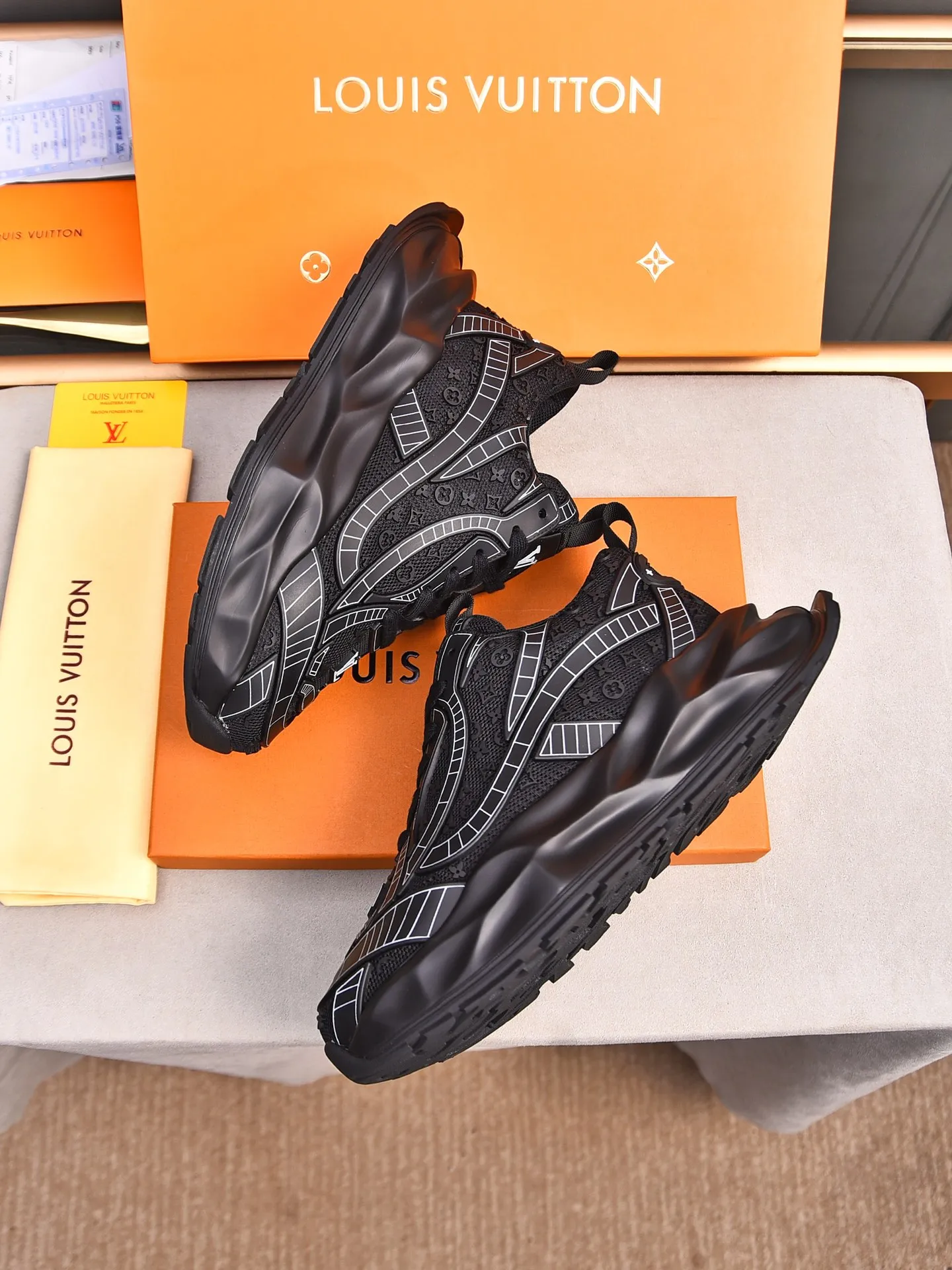 Men's shoes 💰580 📛📛【LOUIS VUITTON】Louis Vuitton 2024 new products👟Milan fashion catwalk style🇰🇾🇰🇾LV family logo, big-name style, a must-have for fashionistas⚠️Imported mesh with high-tech glue technology➕Cow leather➕Breathable mesh lining➕Genuine leather feet➕Special foam outsole👞Number 38-44 (45 46 custom-made)